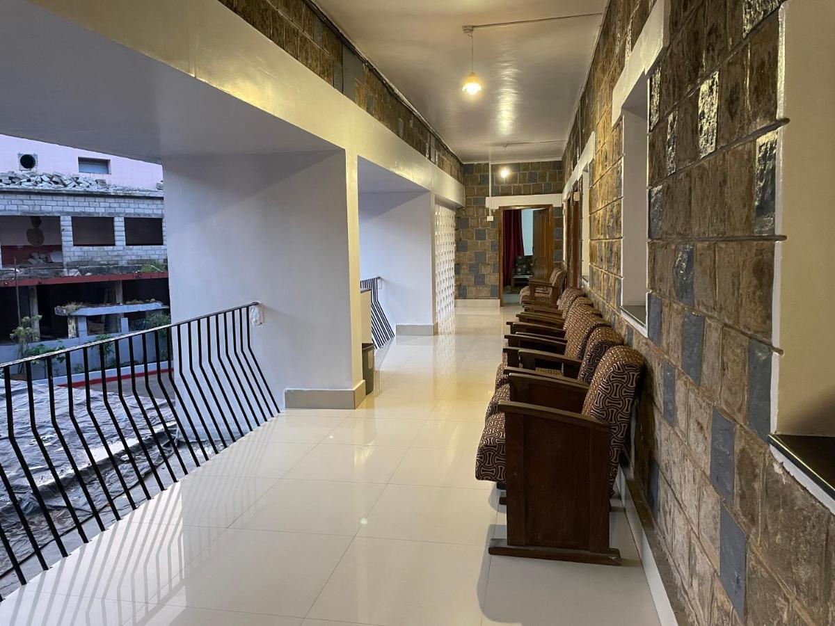 Hotel Caveri Madikeri Zewnętrze zdjęcie