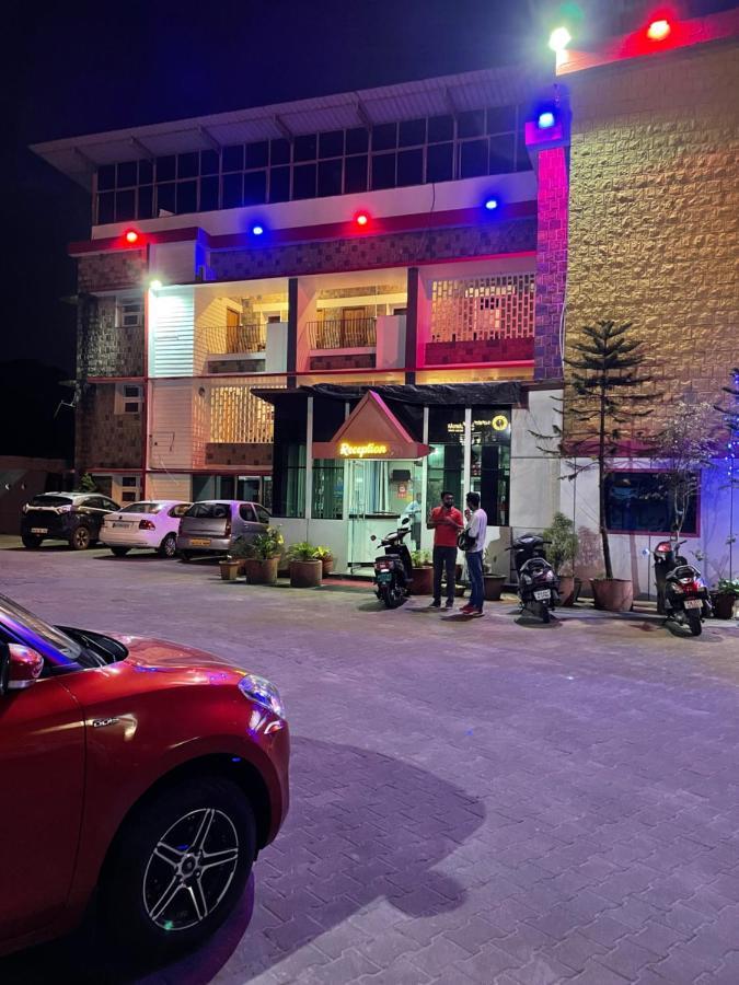 Hotel Caveri Madikeri Zewnętrze zdjęcie