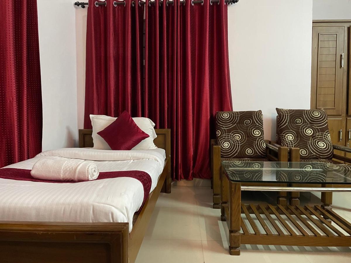 Hotel Caveri Madikeri Zewnętrze zdjęcie